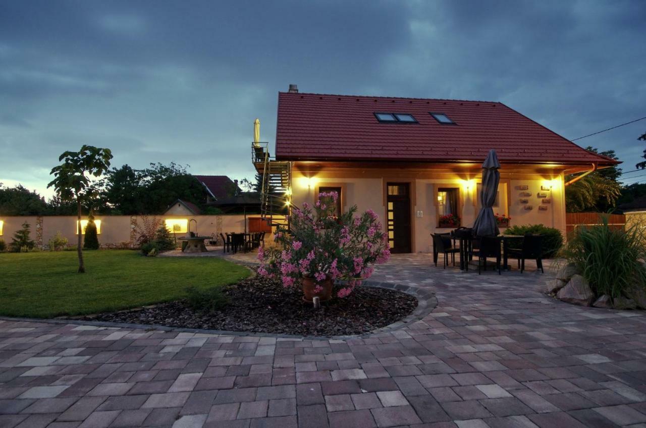 Matyas Apartmanhaz Gyula Buitenkant foto