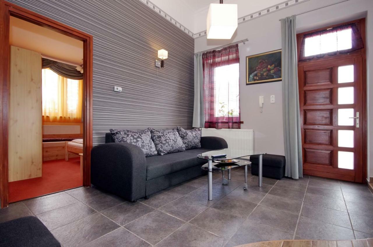 Matyas Apartmanhaz Gyula Buitenkant foto