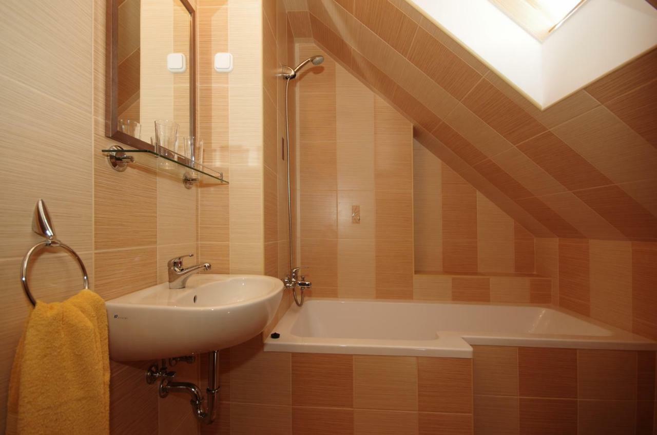 Matyas Apartmanhaz Gyula Buitenkant foto