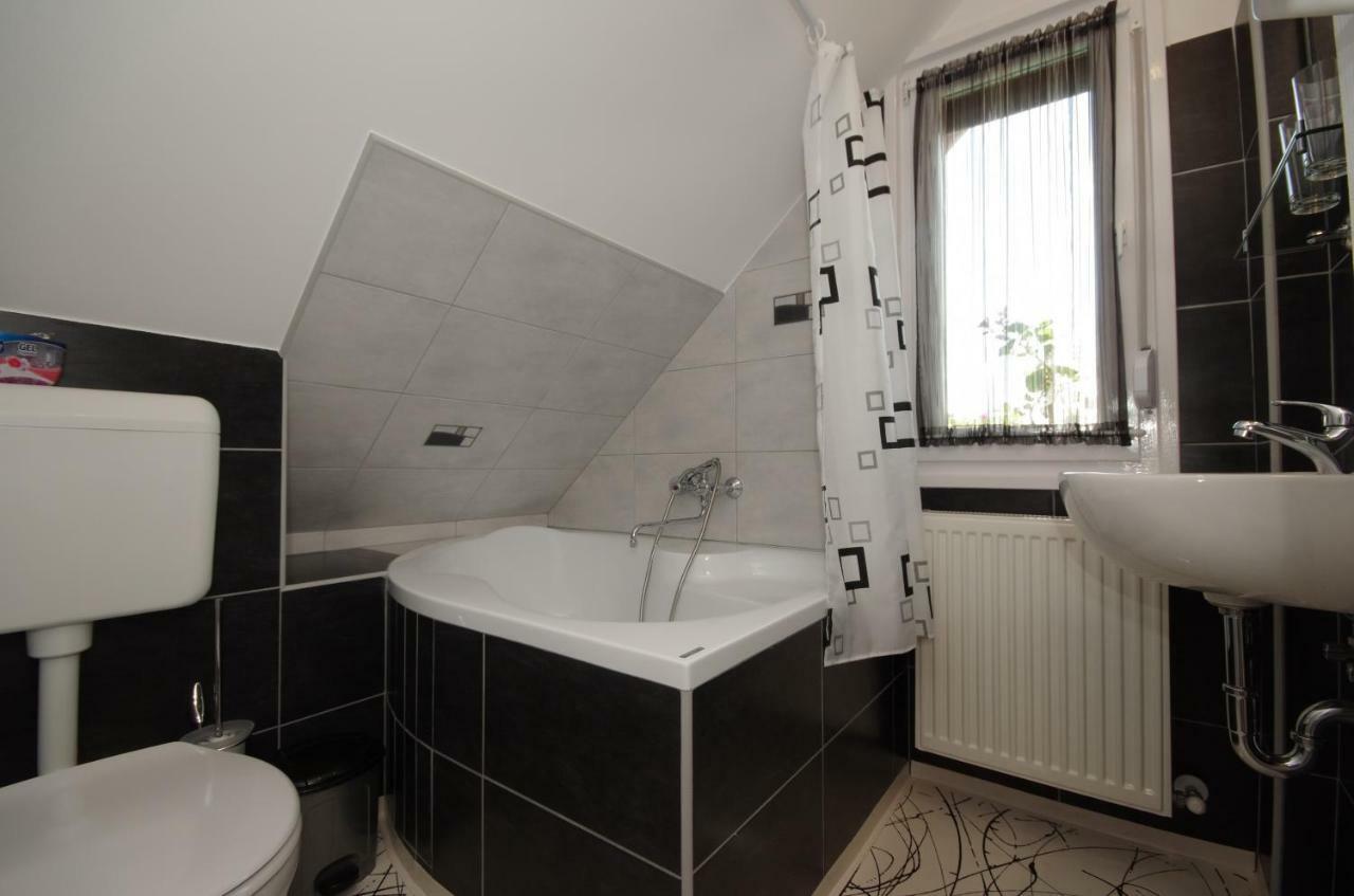Matyas Apartmanhaz Gyula Buitenkant foto