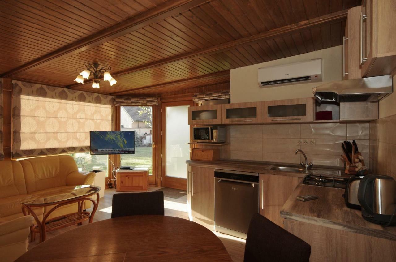Matyas Apartmanhaz Gyula Buitenkant foto