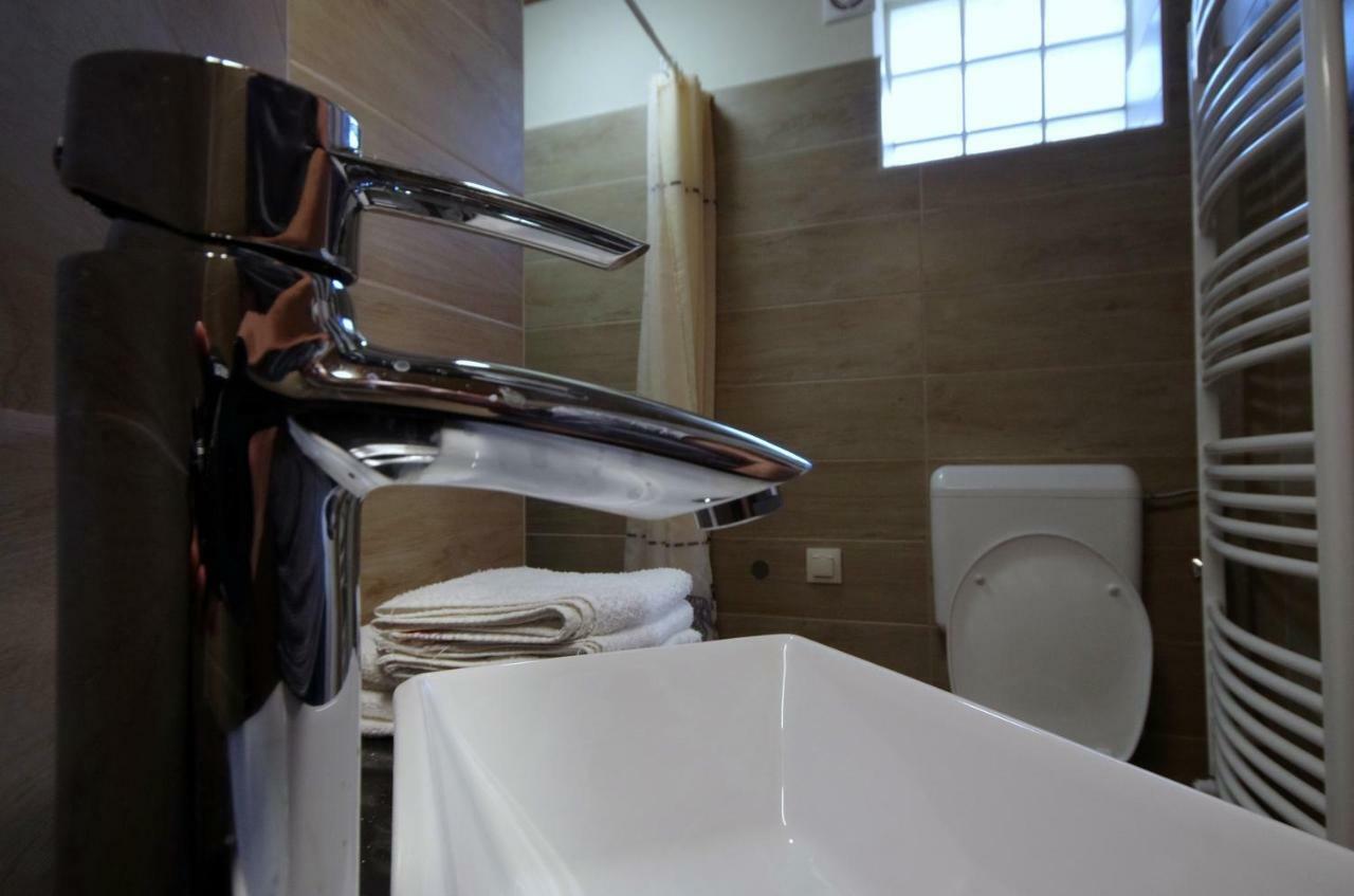 Matyas Apartmanhaz Gyula Buitenkant foto